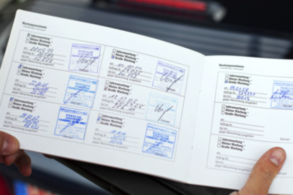 Libro de revisiones de un vehículo